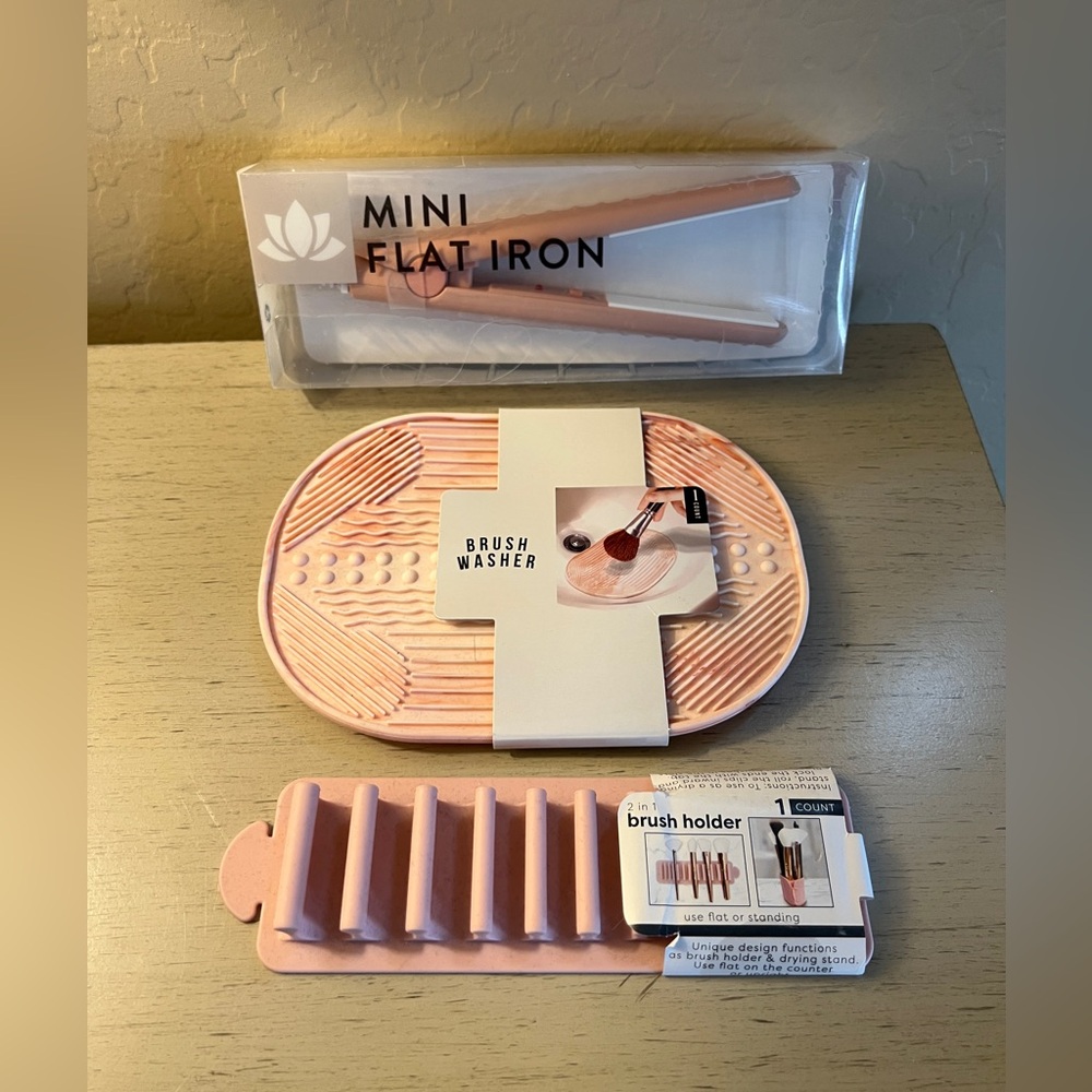 Target Bullseye Beauty Set Mini Flat Iron Brush Washer Holder Pink Peach NWT